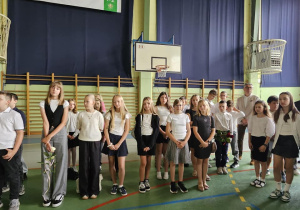 Uczniowie JEDYNKI (klas 4 - 7) na zakończeniu roku szkolnego
