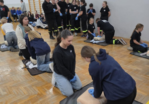 Uczniowie biją rekord w jednoczesnym udzielaniu pierwszej pomocy razem z WOŚP