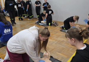 Uczniowie biją rekord w jednoczesnym udzielaniu pierwszej pomocy razem z WOŚP