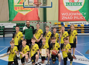 Drużyna koszykarska z trenerem Rafałem Brzostowiczem