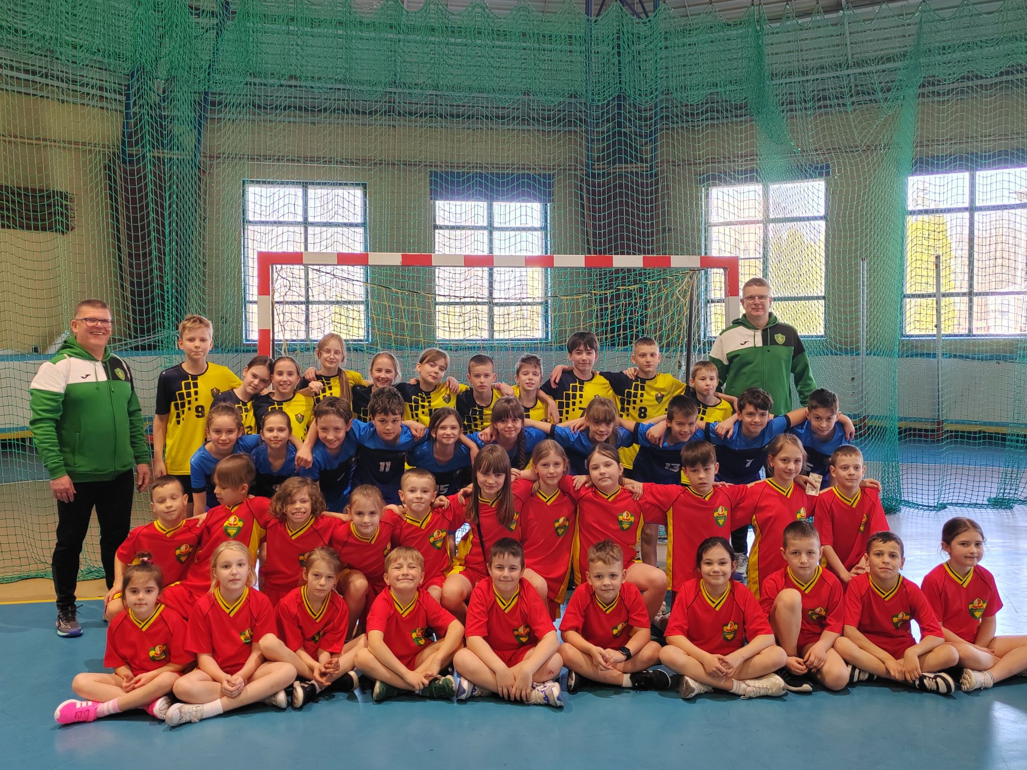 Uczniowie Jedynki biorący udział w Miejskim Turnieju Gier i Zabaw