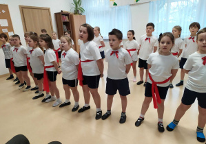 Dzieci z klasy I b śpiewają w Szkole Muzycznej z okazji Dnia Babci i Dziadka
