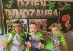 Julek-Bartek-i-Kacper-przebrani-za-dinozaury.