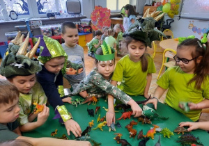 Dzieci-bawiące-się-dinozaurami-001.