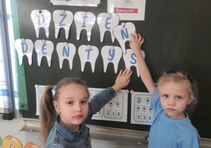 Maja-i-Hania-układają-napis-Dzień-Dentysty.