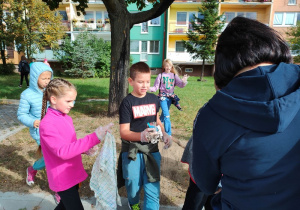 Uczniowie SP nr 1 sprzątają Świat