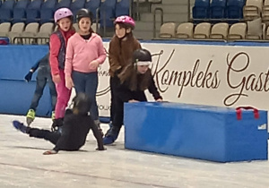 Zimę lubimy, na łyżwach jeździmy - zajęcia w Arenie Lodowej dla uczniów klas I - III