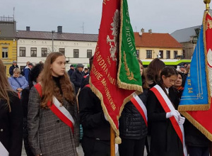 Poczet sztandarowy na uroczystościach miejsko-powiatowych w ramach obchodów Święta Niepodległości