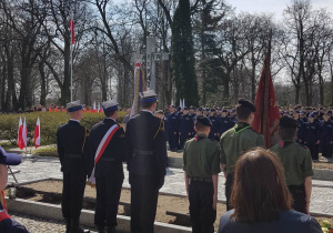 Uczniowie z naszym sztandarem