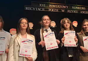 Laureatki konkursu recytacji poezji w języku angielskim