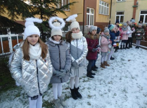 Strojenie szkolnego drzewka przez klasy I- III