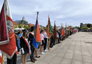 3 maja uroczystości patriotyczne z udziałem uczniów dyrekcji i JEDYNKI