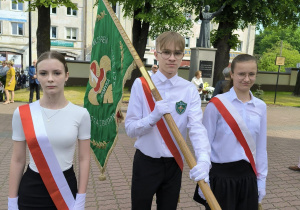 3 maja uroczystości patriotyczne z udziałem uczniów dyrekcji i JEDYNKI