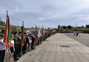 3 maja uroczystości patriotyczne z udziałem uczniów dyrekcji i JEDYNKI