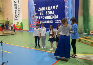 Uczniowie klas 1-3 na zakończeniu roku szkolnego w JEDYNCE