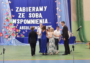 Uczniowie JEDYNKI (klas 4 - 7) na zakończeniu roku szkolnego