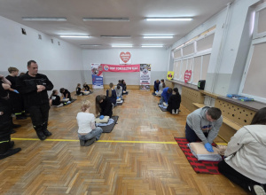 Uczniowie biją rekord w jednoczesnym udzielaniu pierwszej pomocy razem z WOŚP