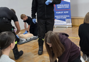 Uczniowie biją rekord w jednoczesnym udzielaniu pierwszej pomocy razem z WOŚP