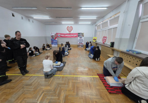 Uczniowie biją rekord w jednoczesnym udzielaniu pierwszej pomocy razem z WOŚP