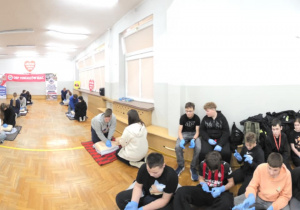 Uczniowie biją rekord w jednoczesnym udzielaniu pierwszej pomocy razem z WOŚP
