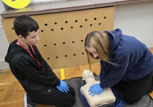 Uczniowie biją rekord w jednoczesnym udzielaniu pierwszej pomocy razem z WOŚP