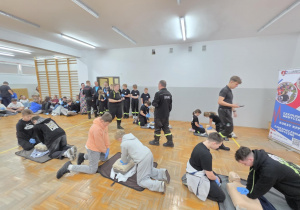 Uczniowie biją rekord w jednoczesnym udzielaniu pierwszej pomocy razem z WOŚP