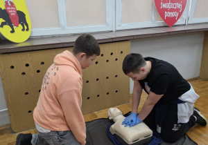 Uczniowie biją rekord w jednoczesnym udzielaniu pierwszej pomocy razem z WOŚP