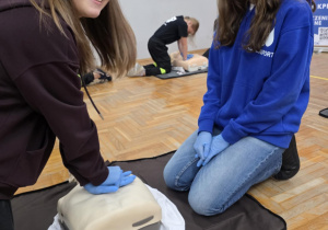Uczniowie biją rekord w jednoczesnym udzielaniu pierwszej pomocy razem z WOŚP