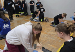 Uczniowie biją rekord w jednoczesnym udzielaniu pierwszej pomocy razem z WOŚP