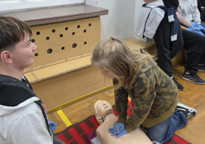 Uczniowie biją rekord w jednoczesnym udzielaniu pierwszej pomocy razem z WOŚP