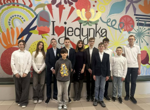 Uczniowie JEDYNKI - Laureaci i finaliści konkursu InstaLogik z Panią dyrektor Ewą Służewską